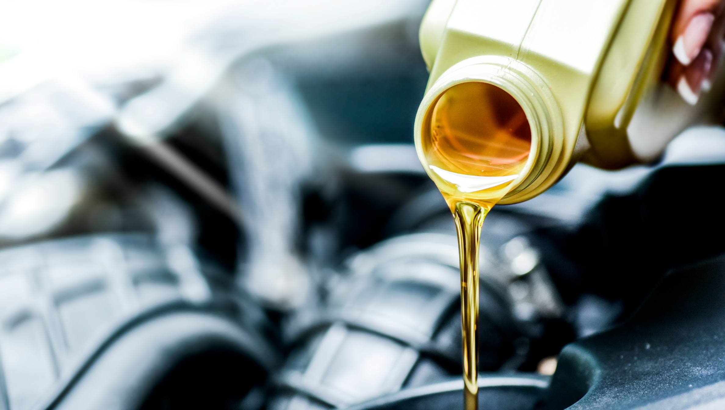 Trop d’huile moteur : conséquences, symptômes et solutions